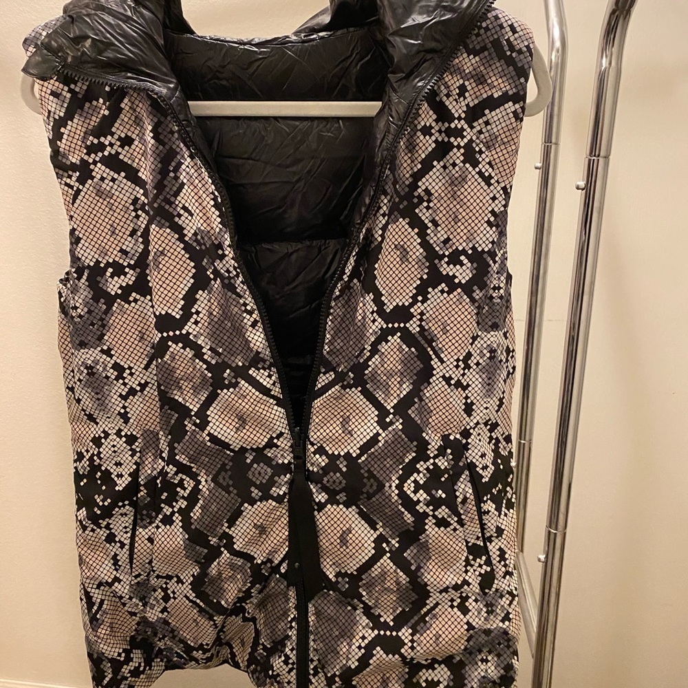LuLu Lemon Vest Goose Down Black Ziggy Snake EUC